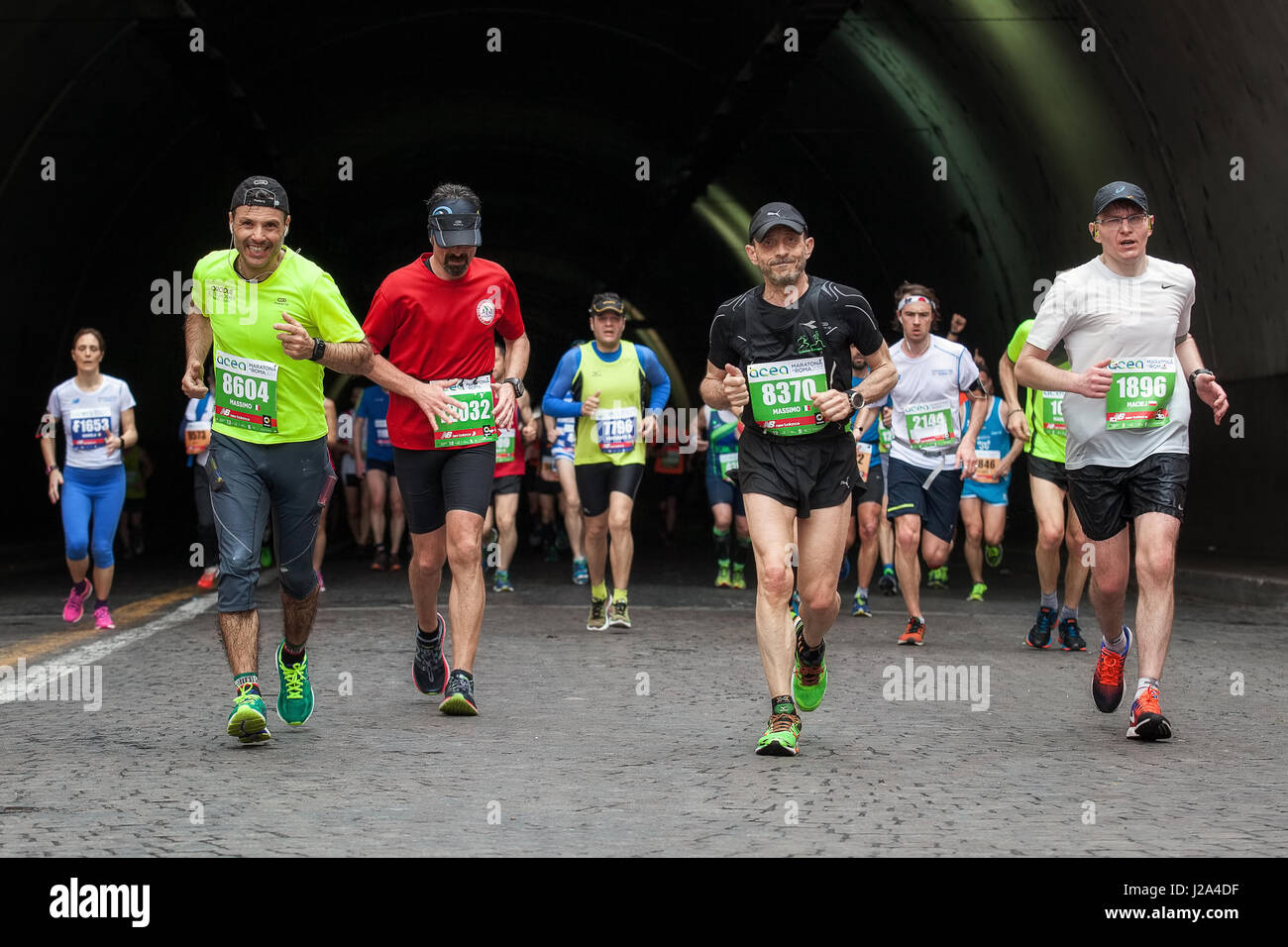 Rome, Italie - 2 Avril, 2017 : Les athlètes du 23e Marathon de Rome pour le passage du tunnel Umberto I, à quelques kilomètres de l'arrivée. Banque D'Images