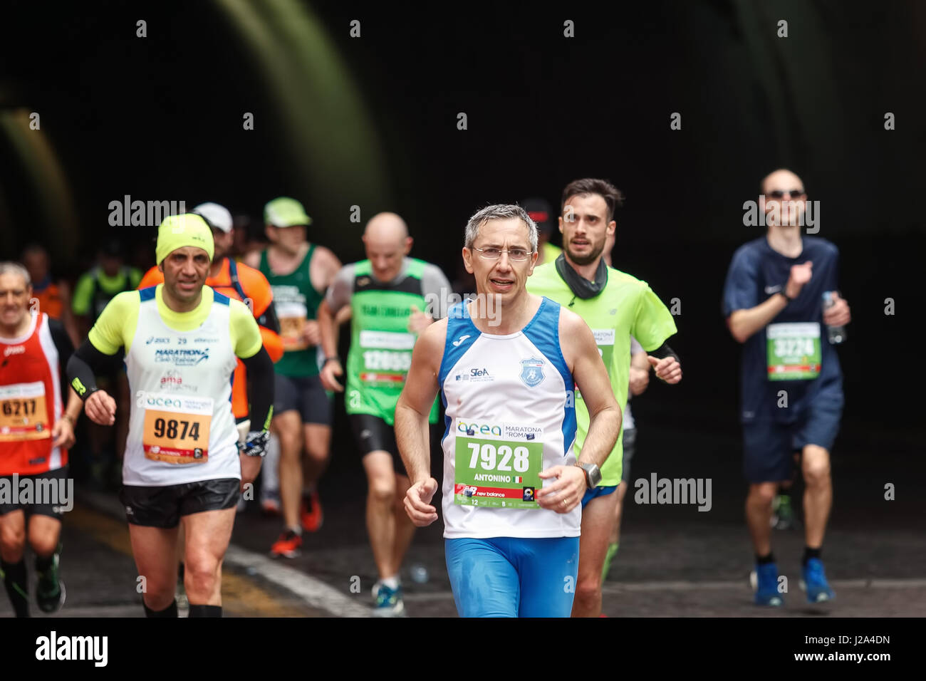 Rome, Italie - 2 Avril, 2017 : Les athlètes du 23e Marathon de Rome pour le passage du tunnel Umberto I, à quelques kilomètres de l'arrivée. Banque D'Images