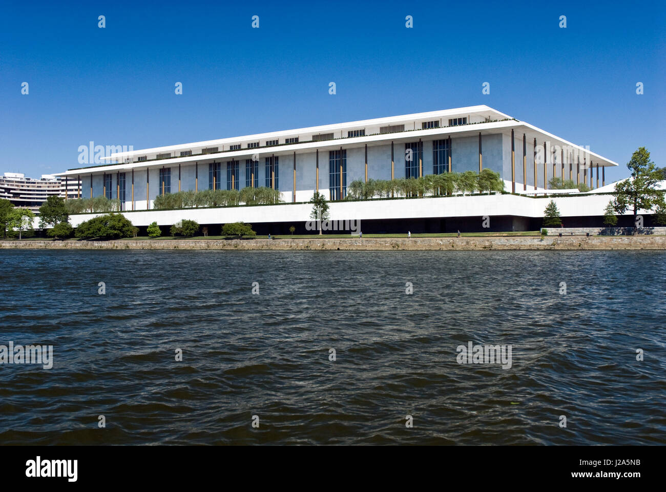Le John F. Kennedy Center for the Performing Arts, vu à partir de la rivière Potomac à Washington, DC. Banque D'Images