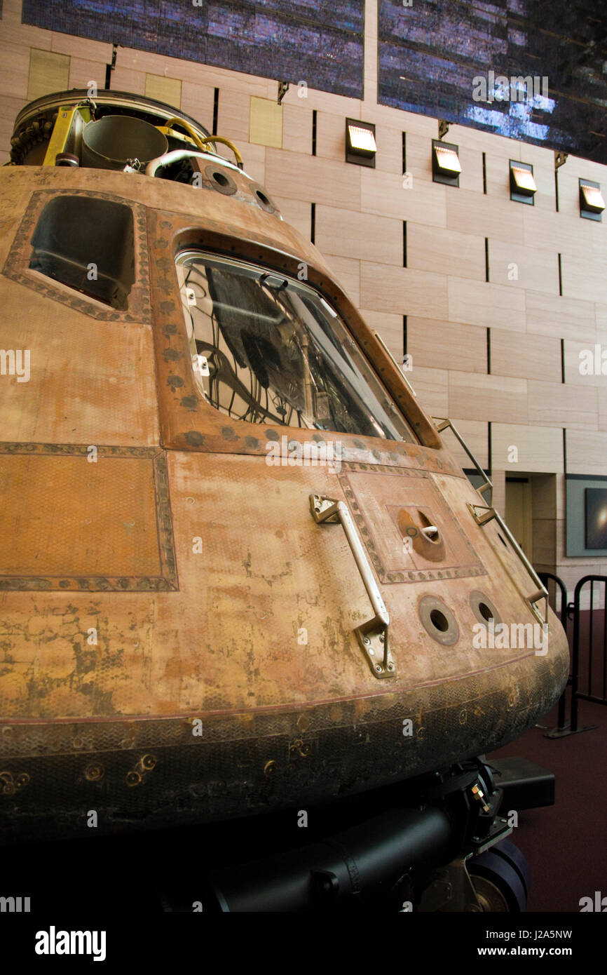 Le module de commande Apollo 11, utilisé pour le premier vol de l'espace à la terre sur la lune, d'être nettoyé et entretenu au National Air and Space Museum de Banque D'Images Le module de commande Apollo 11, utilisé pour le premier vol de l'espace à la terre sur la lune, d'être nettoyé et entretenu au National Air and Space Museum de Banque D'Images
