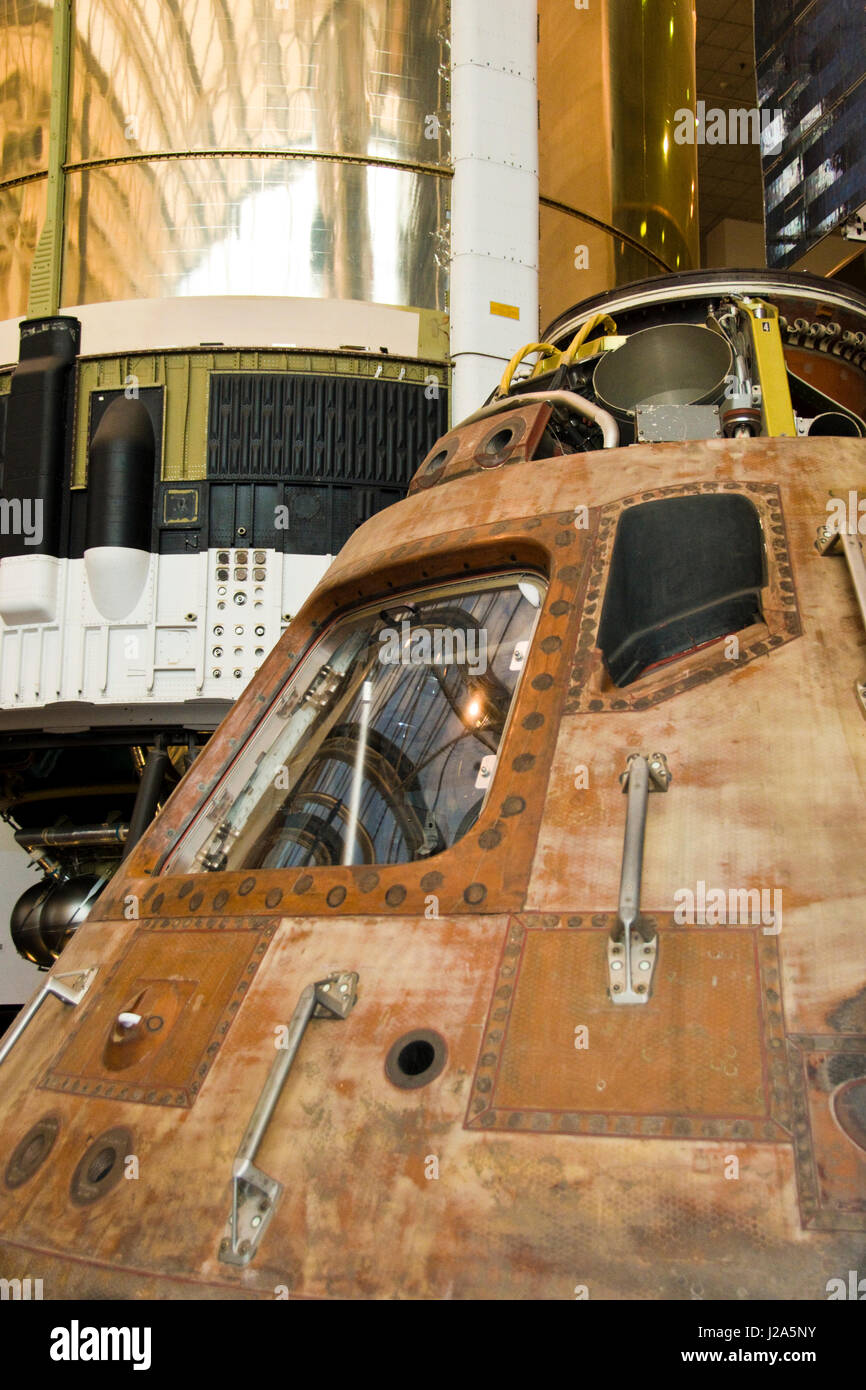 Le module de commande Apollo 11, utilisé pour le premier vol de l'espace à la terre sur la lune, d'être nettoyé et entretenu au National Air and Space Museum de Banque D'Images Le module de commande Apollo 11, utilisé pour le premier vol de l'espace à la terre sur la lune, d'être nettoyé et entretenu au National Air and Space Museum de Banque D'Images
