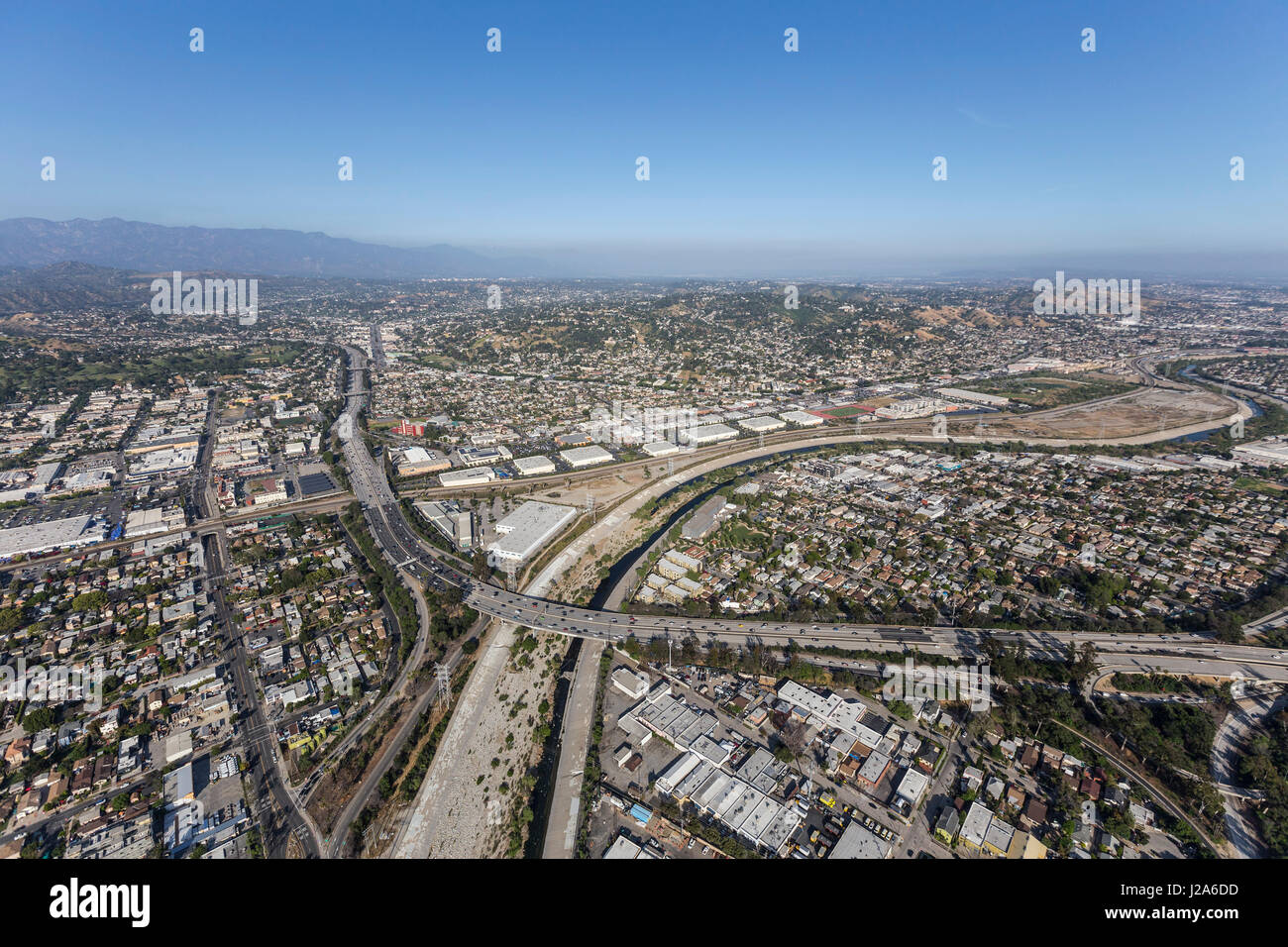 Vue aérienne de l'autoroute traversant la Glendale Los Angeles River dans le sud de la Californie. Banque D'Images