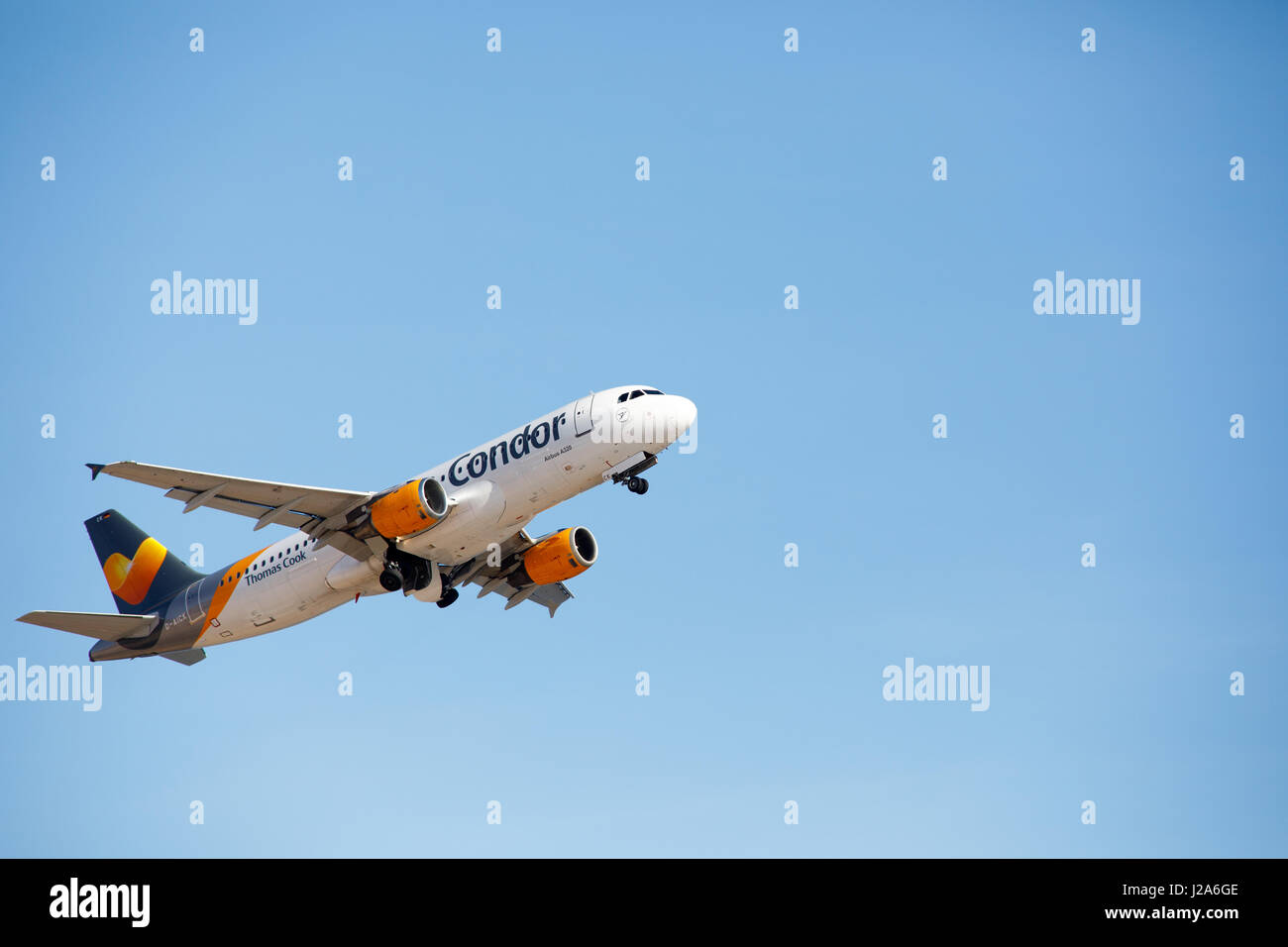 ARECIFE, ESPAGNE - DESEMBER, 22016 : Airbus A320 de décoller à l'aéroport de Lanzarote Condor Banque D'Images