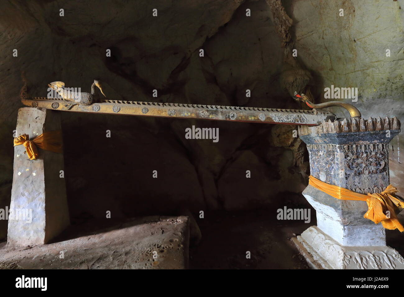 Pilier sculpté soutenant le bois doré image d'un bijou bouddhiste longboat Naga. Tham Theung ou la grotte de Pak Ou au Mékong et Nam Nos rivières Banque D'Images