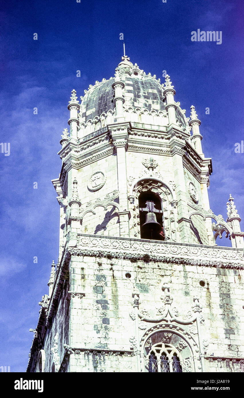 Le monastère des Hiéronymites ou le monastère des Hiéronymites est un ancien monastère de l'Ordre de Saint Jérôme près du Tage, dans la paroisse de Belém, dans la municipalité de Lisbonne, Portugal ; il est laïcisé le 28 décembre 1833 par décret de l'état et la propriété transférée à l'institution de bienfaisance, du vrai Casa Pia de Lisboa. Le monastère est l'un des exemples les plus marquants de la gothique tardif portugais de l'architecture de style manuélin à Lisbonne. Il a été classé site du patrimoine mondial de l'UNESCO, ainsi que la proximité de la Tour de Belém, en 1983. Banque D'Images