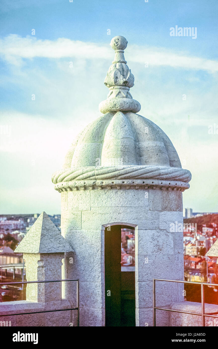 La Tour de Belém ou la tour de St Vincent est une tour fortifiée situé dans la paroisse civile de Santa Maria de Belém, dans la municipalité de Lisbonne, Portugal. C'est un site du patrimoine mondial de l'UNESCO (avec la proximité de Jerónimos) en raison du rôle important qu'il a joué dans la découvertes maritimes portugaises de l'époque de l'âge des découvertes. La tour a été commandée par le roi Jean II de faire partie d'un système de défense à l'embouchure de la rivière Tagus et une passerelle de cérémonie à Lisbonne. Banque D'Images