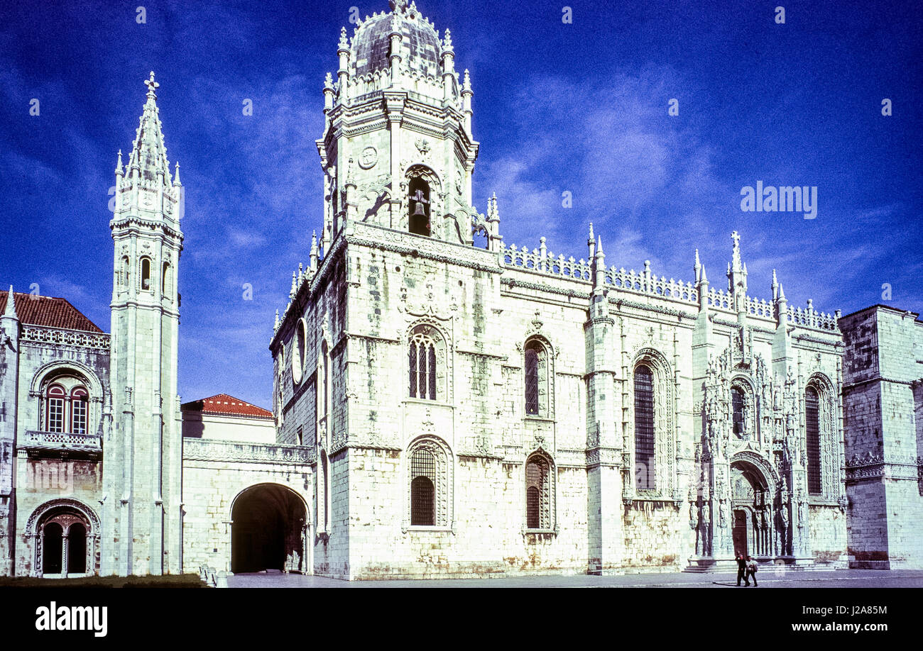 Le monastère des Hiéronymites ou le monastère des Hiéronymites est un ancien monastère de l'Ordre de Saint Jérôme près du Tage, dans la paroisse de Belém, dans la municipalité de Lisbonne, Portugal ; il est laïcisé le 28 décembre 1833 par décret de l'état et la propriété transférée à l'institution de bienfaisance, du vrai Casa Pia de Lisboa. Le monastère est l'un des exemples les plus marquants de la gothique tardif portugais de l'architecture de style manuélin à Lisbonne. Il a été classé site du patrimoine mondial de l'UNESCO, ainsi que la proximité de la Tour de Belém, en 1983. Banque D'Images