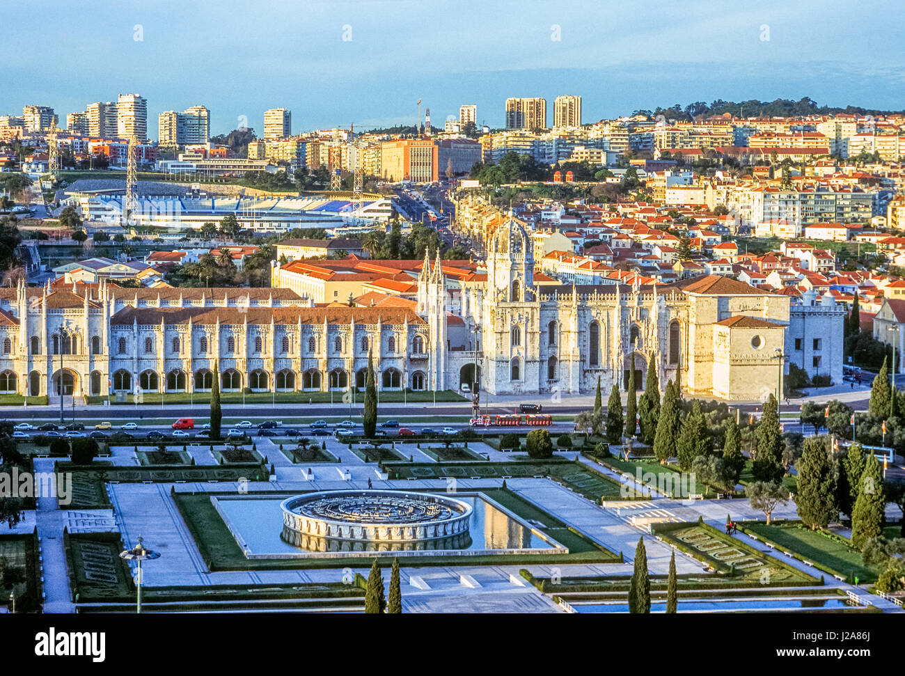 Le monastère des Hiéronymites ou le monastère des Hiéronymites est un ancien monastère de l'Ordre de Saint Jérôme près du Tage, dans la paroisse de Belém, dans la municipalité de Lisbonne, Portugal ; il est laïcisé le 28 décembre 1833 par décret de l'état et la propriété transférée à l'institution de bienfaisance, du vrai Casa Pia de Lisboa. Le monastère est l'un des exemples les plus marquants de la gothique tardif portugais de l'architecture de style manuélin à Lisbonne. Il a été classé site du patrimoine mondial de l'UNESCO, ainsi que la proximité de la Tour de Belém, en 1983. Banque D'Images