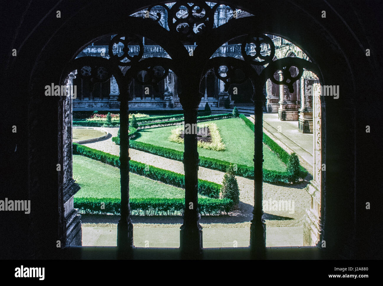 Le monastère des Hiéronymites ou le monastère des Hiéronymites est un ancien monastère de l'Ordre de Saint Jérôme près du Tage, dans la paroisse de Belém, dans la municipalité de Lisbonne, Portugal ; il est laïcisé le 28 décembre 1833 par décret de l'état et la propriété transférée à l'institution de bienfaisance, du vrai Casa Pia de Lisboa. Le monastère est l'un des exemples les plus marquants de la gothique tardif portugais de l'architecture de style manuélin à Lisbonne. Il a été classé site du patrimoine mondial de l'UNESCO, ainsi que la proximité de la Tour de Belém, en 1983. Banque D'Images