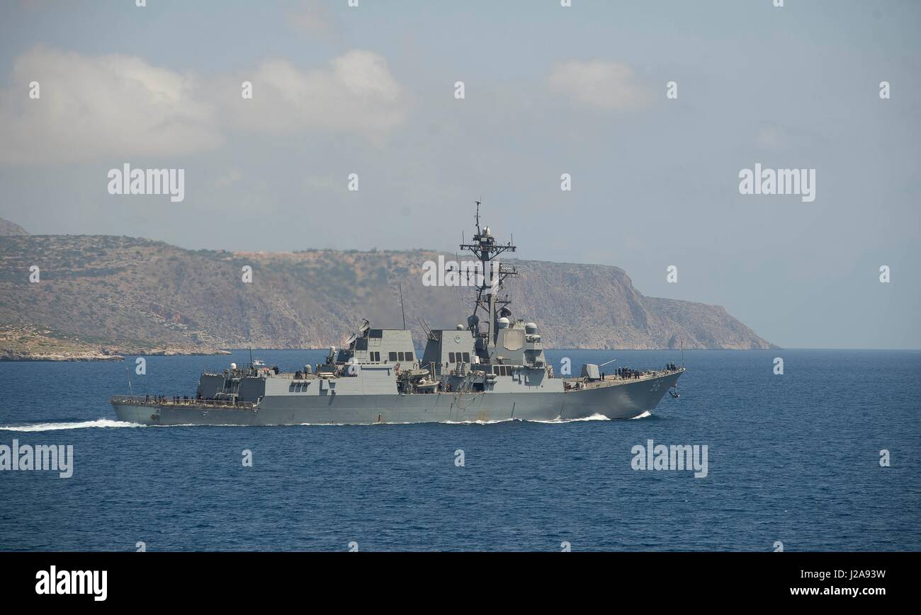 La Marine américaine de la classe Arleigh Burke destroyer lance-missiles USS Bainbridge quitte le port le 26 juin 2015 dans la baie de Souda, la Grèce. (Photo de Robert S. Price/Planetpix via l'US Navy) Banque D'Images