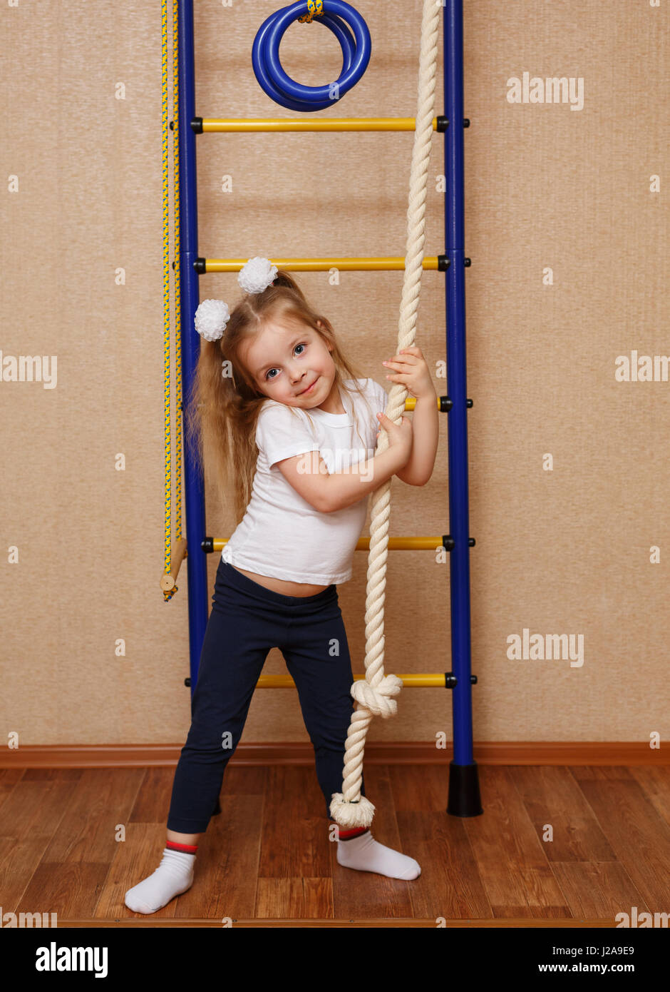 Petite fille en tenue de sport d'une corde. Le concept d'un mode de vie  sain dès le plus jeune âge. Sports pour enfants Photo Stock - Alamy