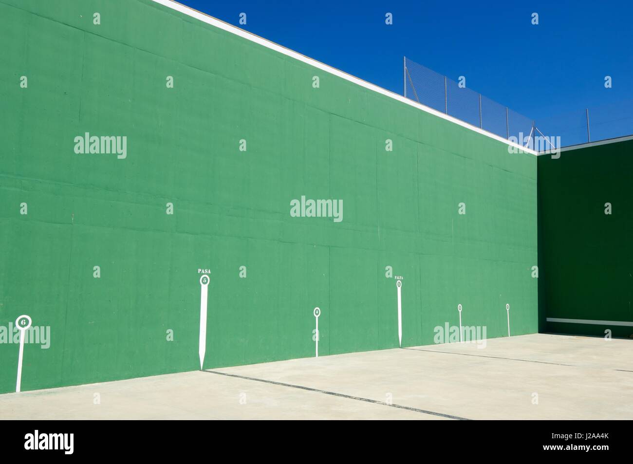 Avis de pelote basque traditionnel espagnol avec ciel bleu Banque D'Images