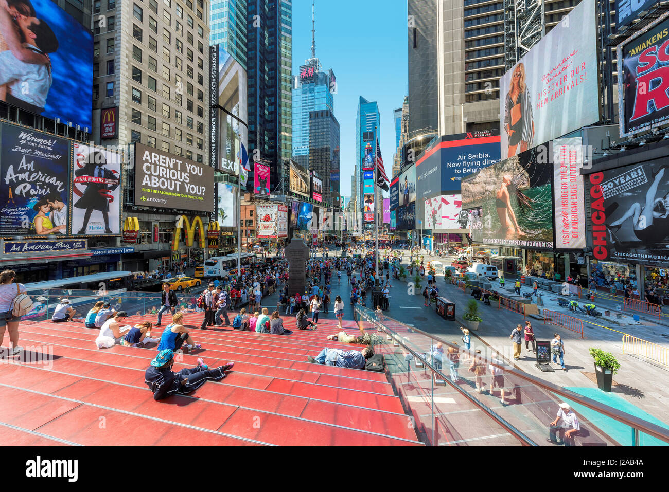 Times Square au jour d'été ensoleillé, traffic taxi jaune et des foules de gens au centre de Manhattan à New York City Banque D'Images