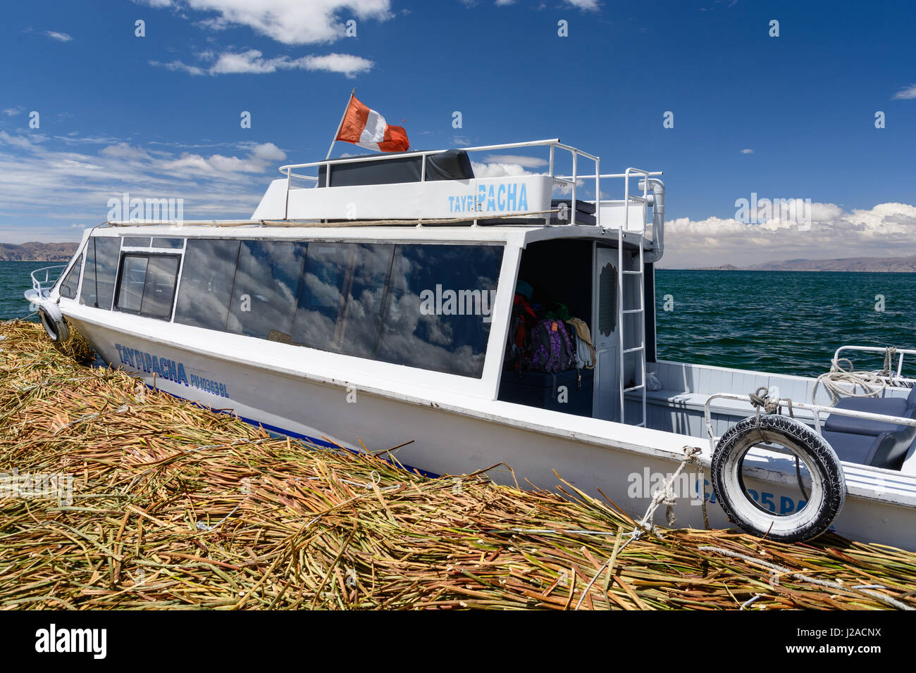Le Pérou, Puno, excursion en bateau vers l'Uros, qui vivent sur des îles flottantes de roseaux sur le lac. Ils vivent de l'agriculture et du tourisme Banque D'Images