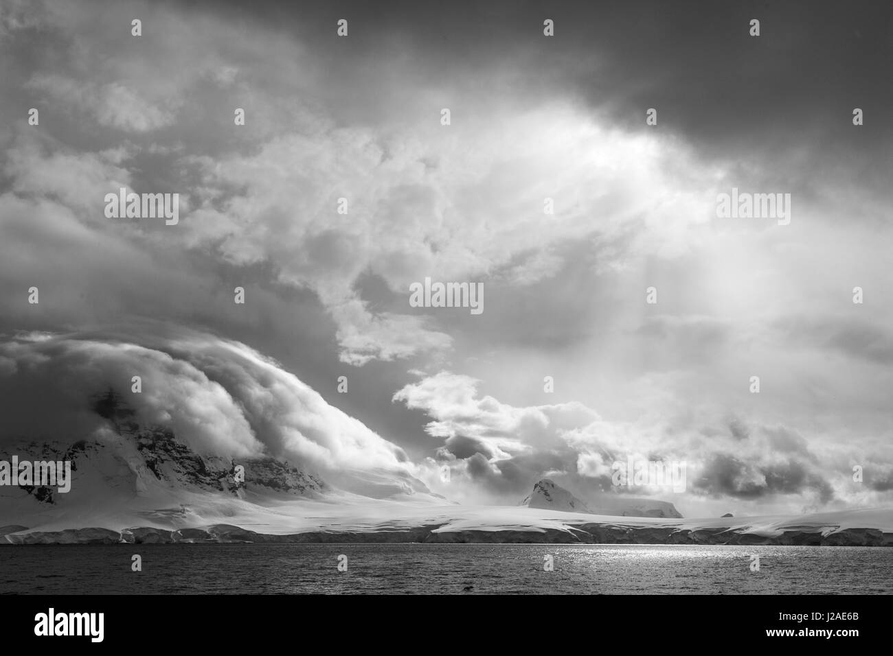 L'Antarctique, l'Atlantique Sud. La neige de tempête nuages sur la péninsule. En tant que crédit : Bill Young / Jaynes Gallery / DanitaDelimont.com Banque D'Images