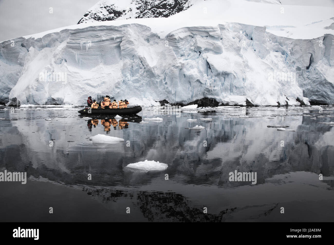 L'antarctique. Les touristes à la recherche d'un glacier à partir d'un Zodiac. Banque D'Images