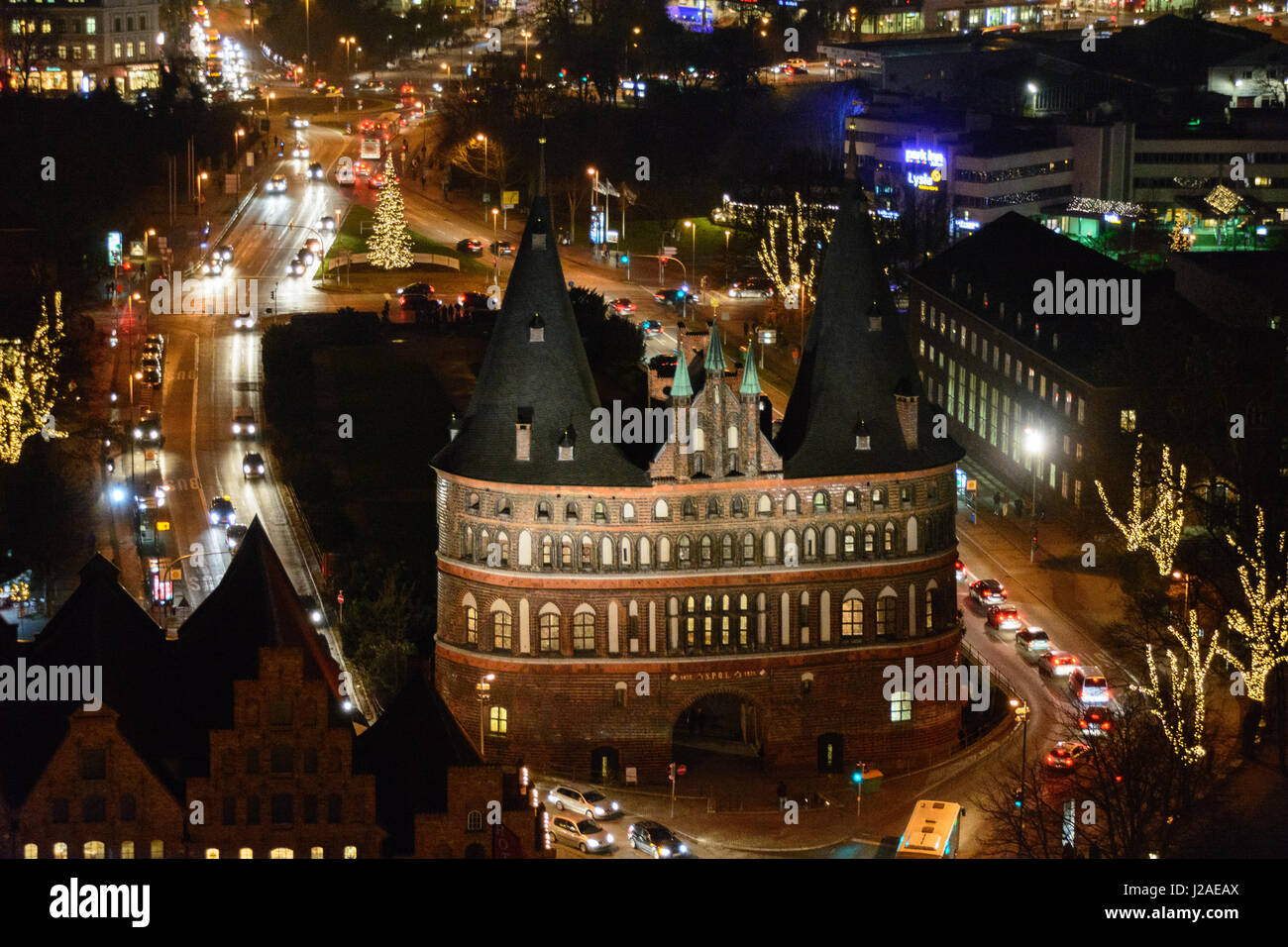 Allemagne, Schleswig-Holstein, Lübeck, marché de Noël, l'Holstentor vu de la tour de la Marienkirche Banque D'Images