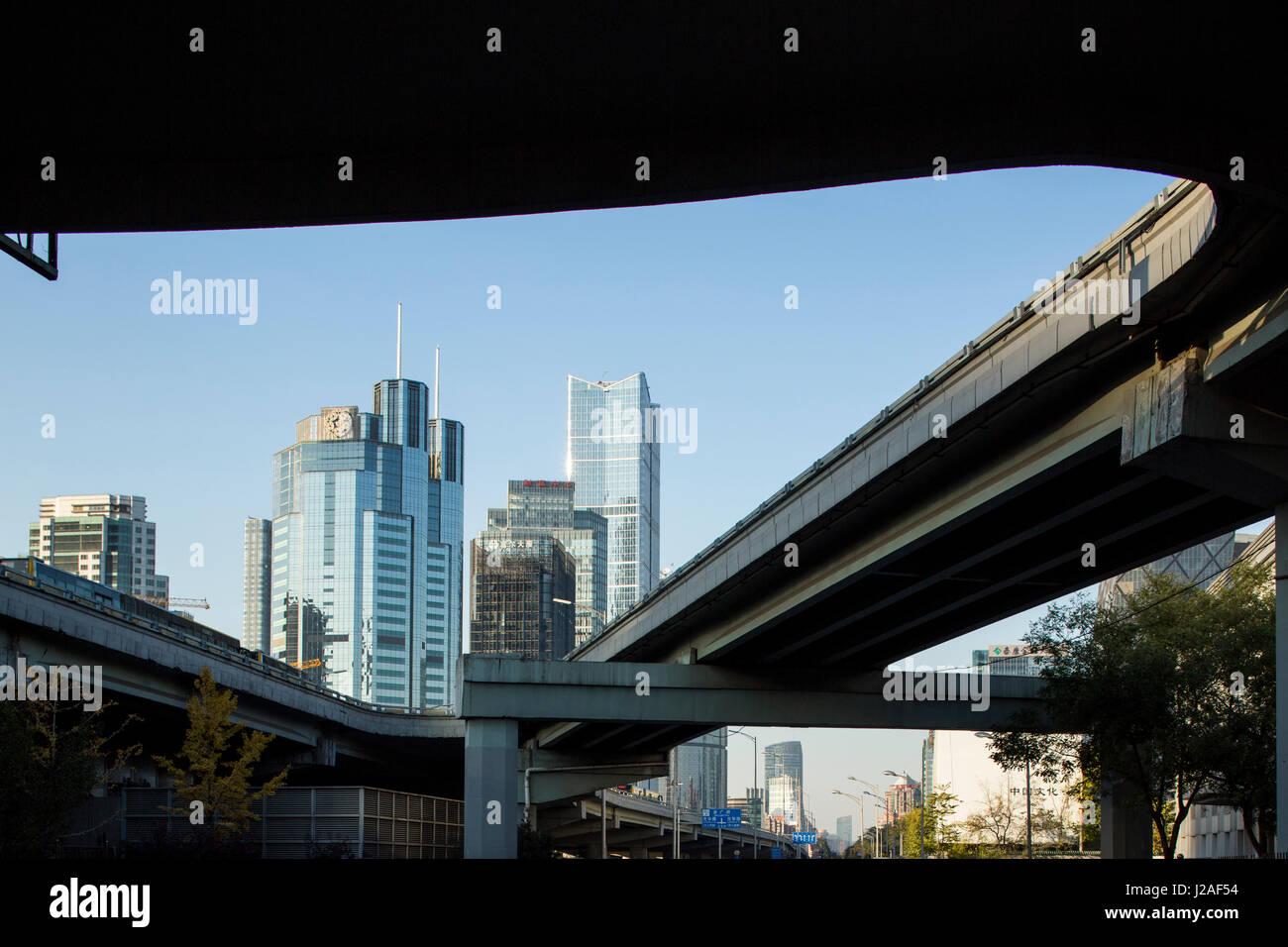 La Chine, Beijing, viaduc et de l'acier et le verre édifices le long de la troisième Ring en Central Business District Banque D'Images