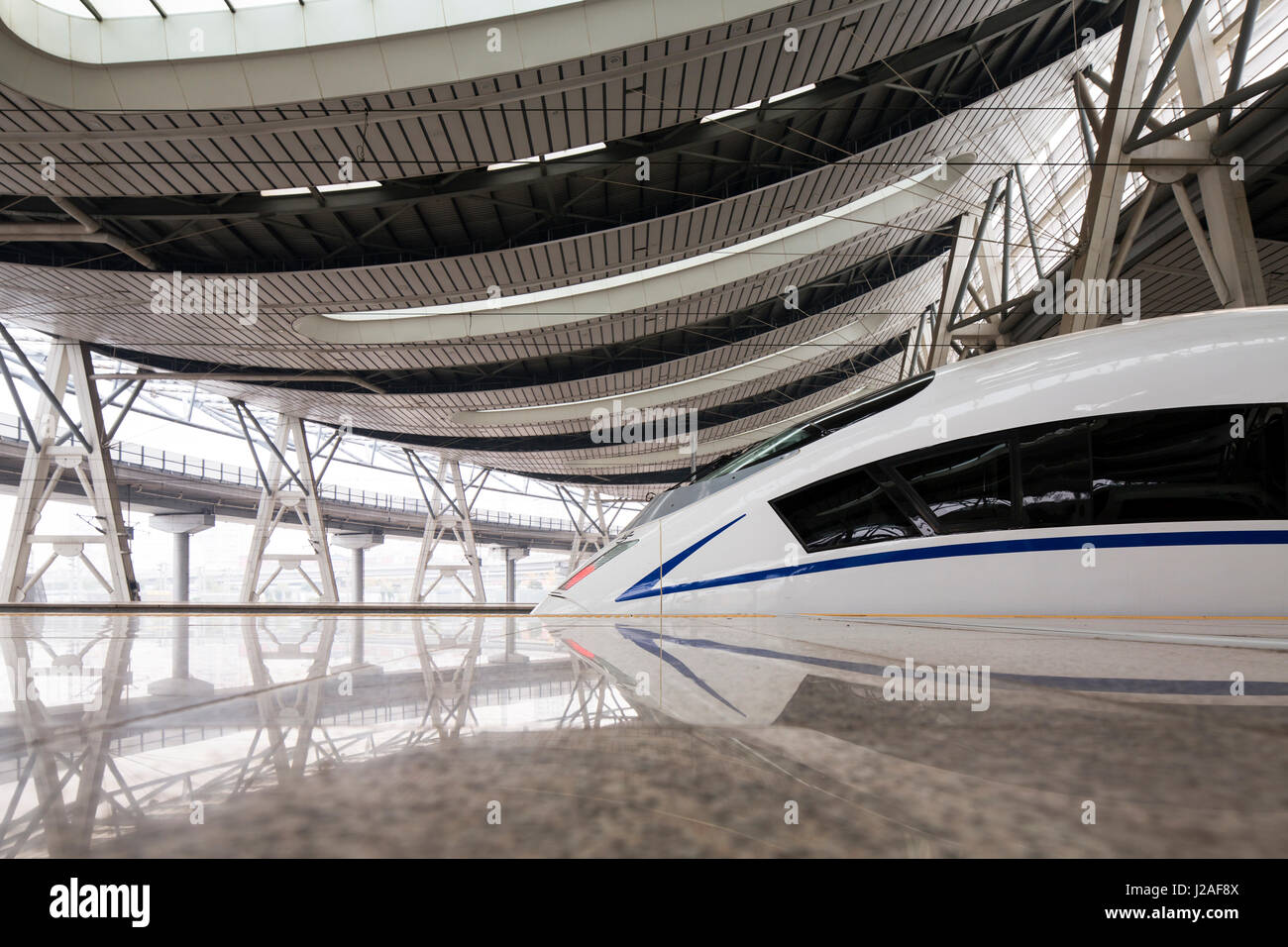 La Chine, Beijing, locomotives de chemin de fer à grande vitesse CRH à Beijing Gare du Sud Banque D'Images