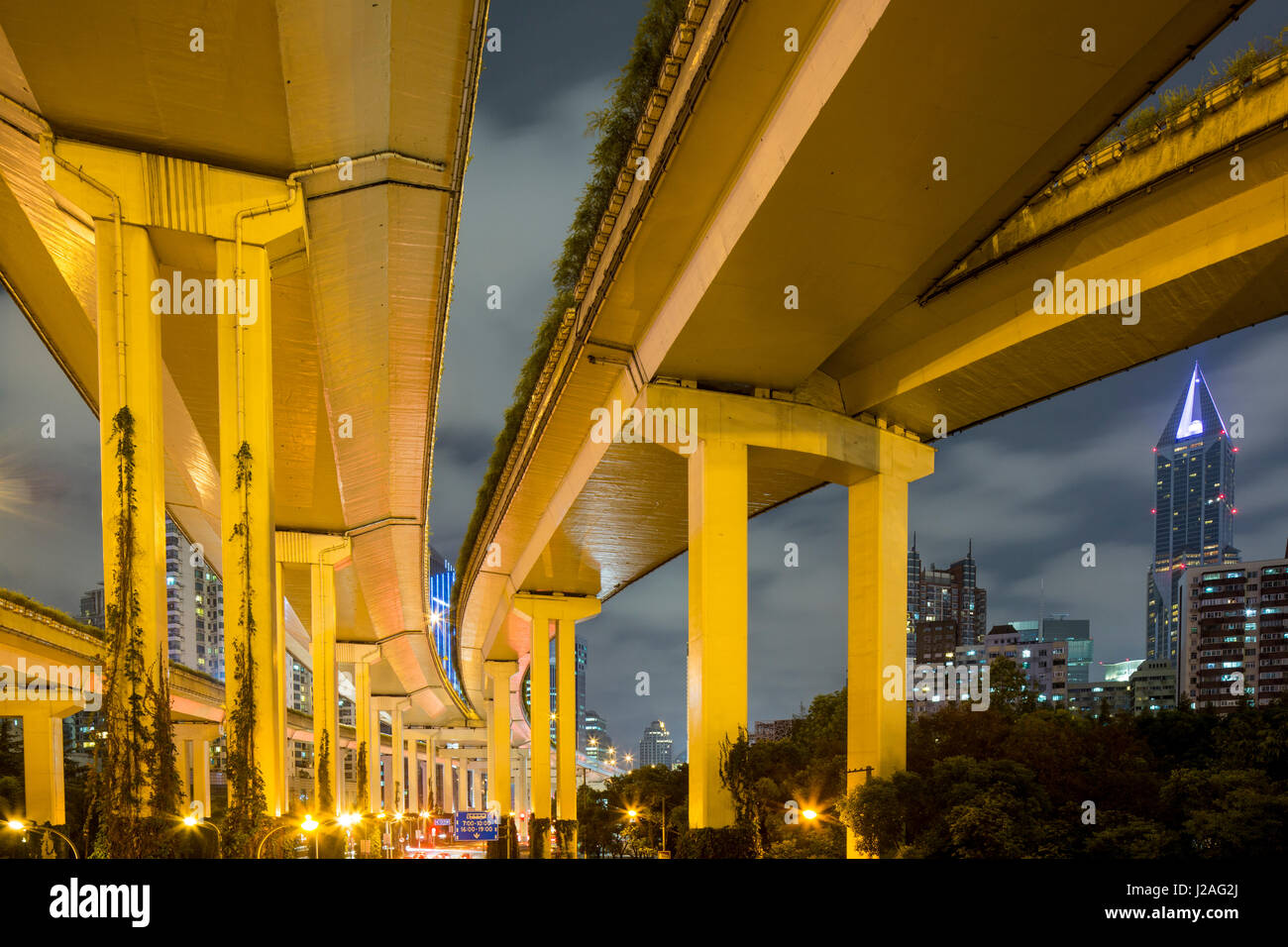 Chine, Shanghai, de Yan'an de passerelle avec l'autoroute en ville distance sur soirée d'automne Banque D'Images