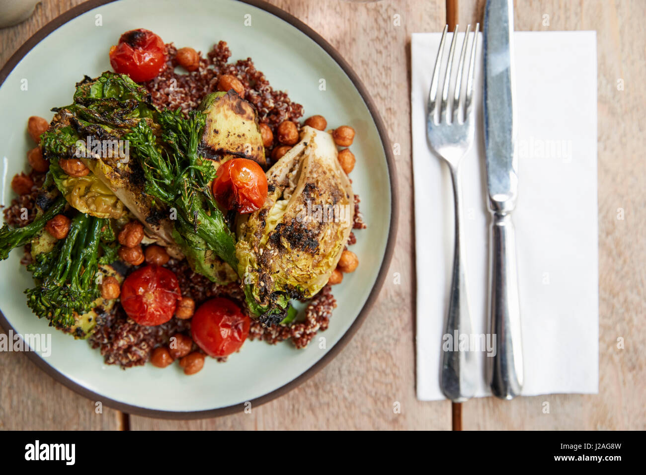 L'avocat, broccolini, pois chiche, Salade de quinoa, overhead view Banque D'Images