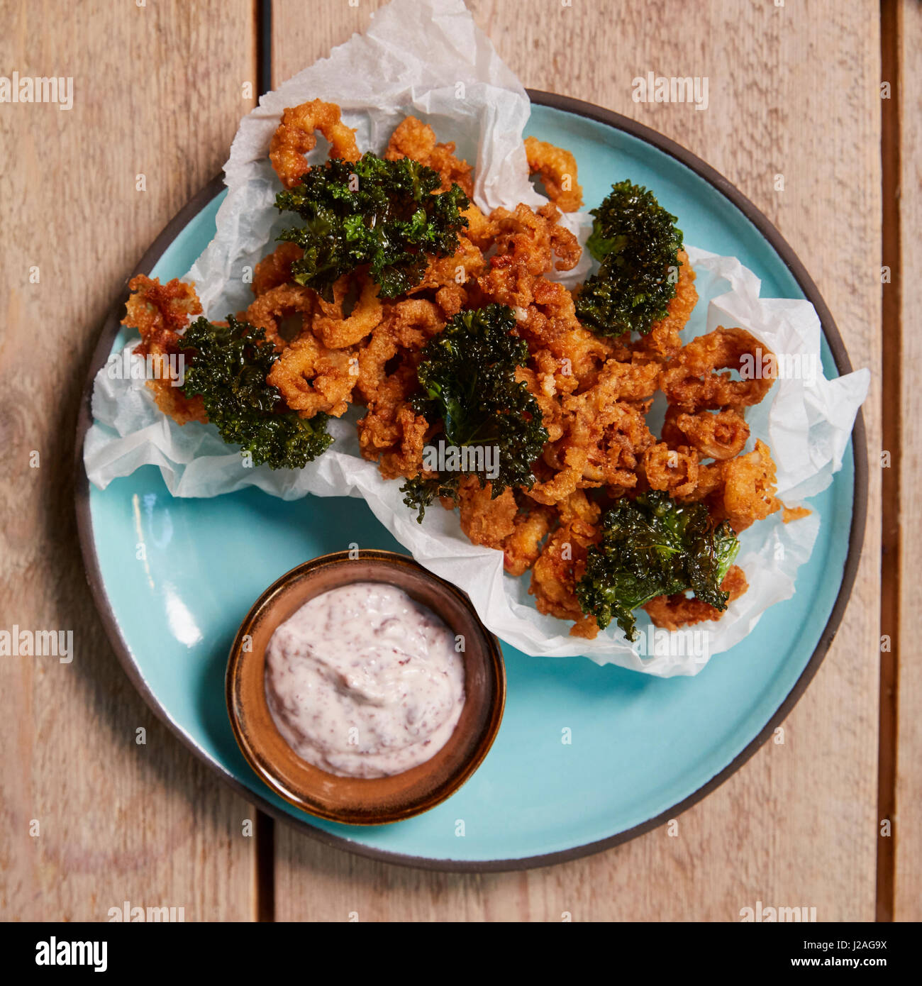 Calmars frits avec croustillant de kale et le sumac mayo, overhead view Banque D'Images Calmars frits avec croustillant de kale et le sumac mayo, overhead view Banque D'Images