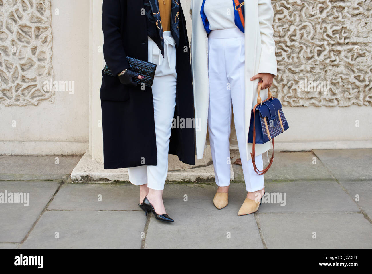 Londres - Février 2017 : deux femmes dans la rue, tenant les sacs à main,  un sac d'embrayage Chanel sur la gauche, tandis que la femme sur la droite  porte une ceinture