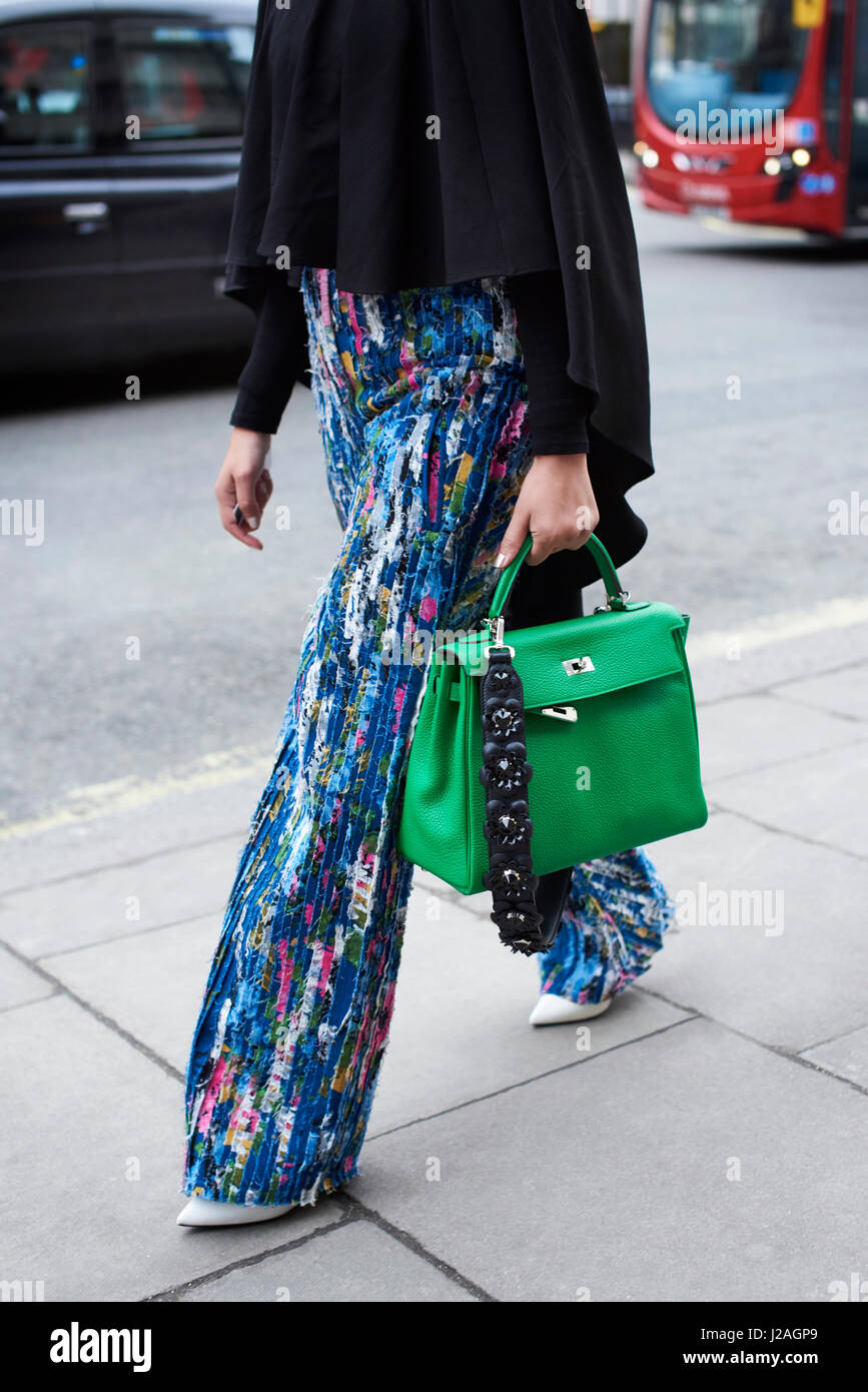 Londres - Février 2017 : femme marche dans une rue portant un pantalon  large de couleur, tenant un grand sac à main Hermes vert lors de la London  Fashion Week, vertical Photo Stock - Alamy