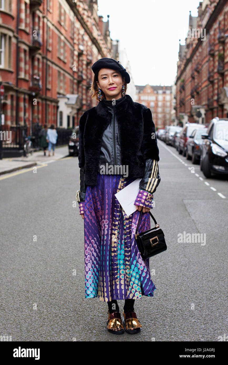 Londres - Février 2017 : view of woman standing in street après avoir quitté Sharon Wauchob fashion show, London Fashion Week, jour 4. Banque D'Images