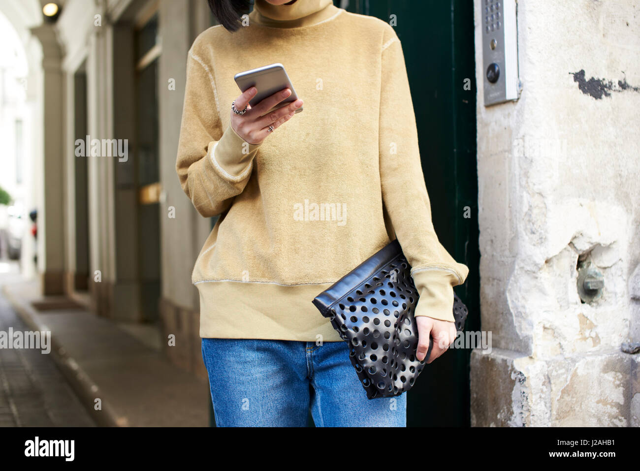 Mid section récolte de femme à l'aide d'un smartphone dans la rue Banque D'Images