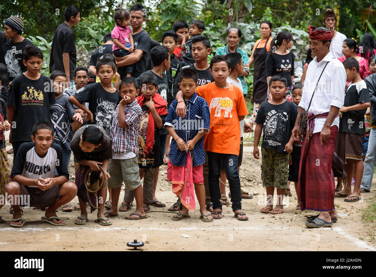 L'INDONÉSIE, Bali, Kaboul à Buleleng, gymnastique compétition pour le village des jeunes. Le maire a un arbitre Banque D'Images