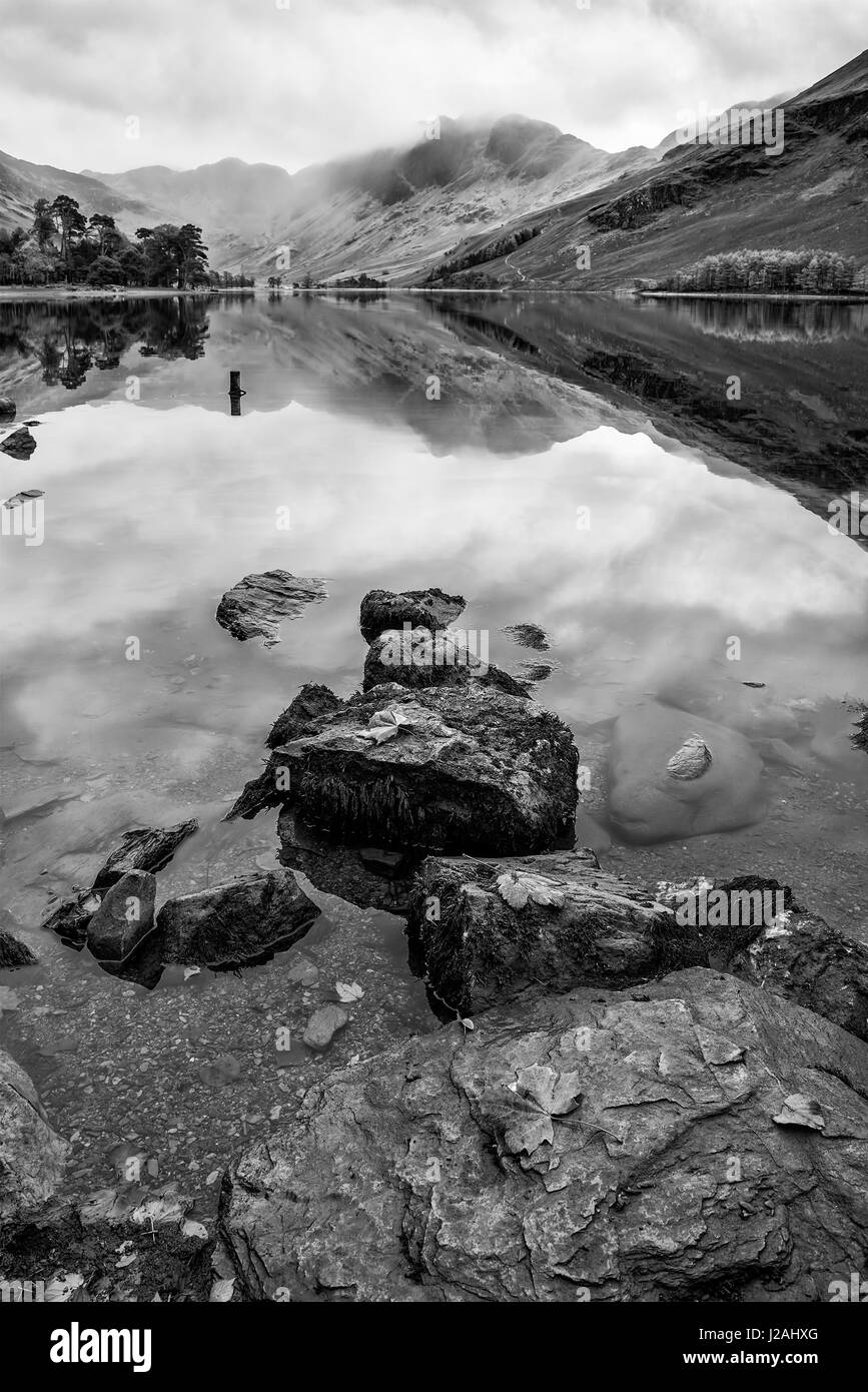 Bel Automne Automne image paysage du lac Buttermere Lake District en Angleterre Banque D'Images