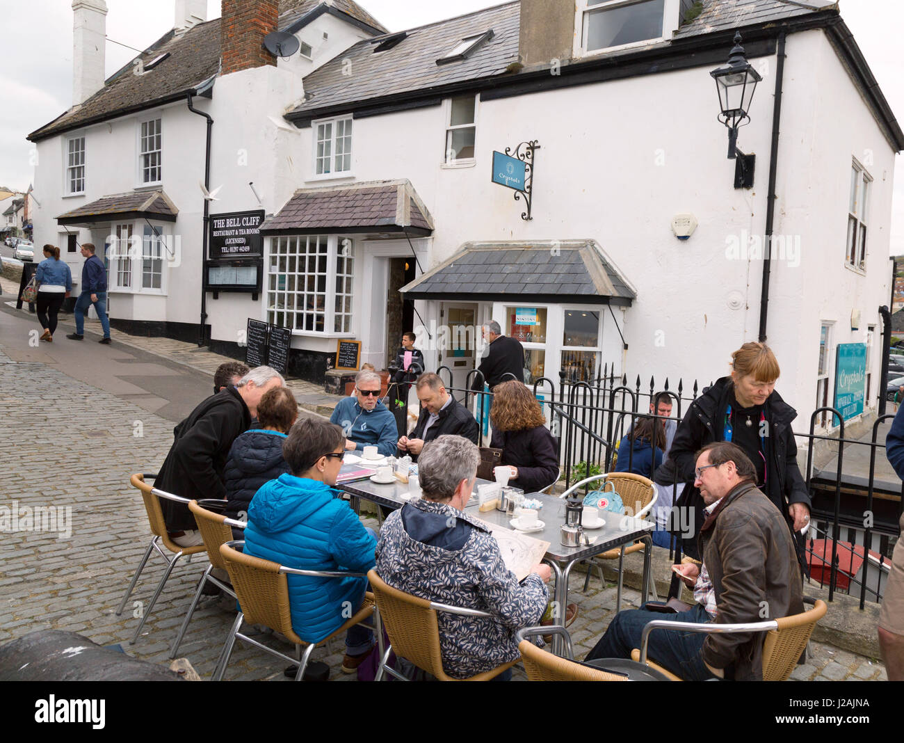Les gens de manger en plein air sur la falaise Bell restaurant Cafe, Lyme Regis Dorset UK Banque D'Images