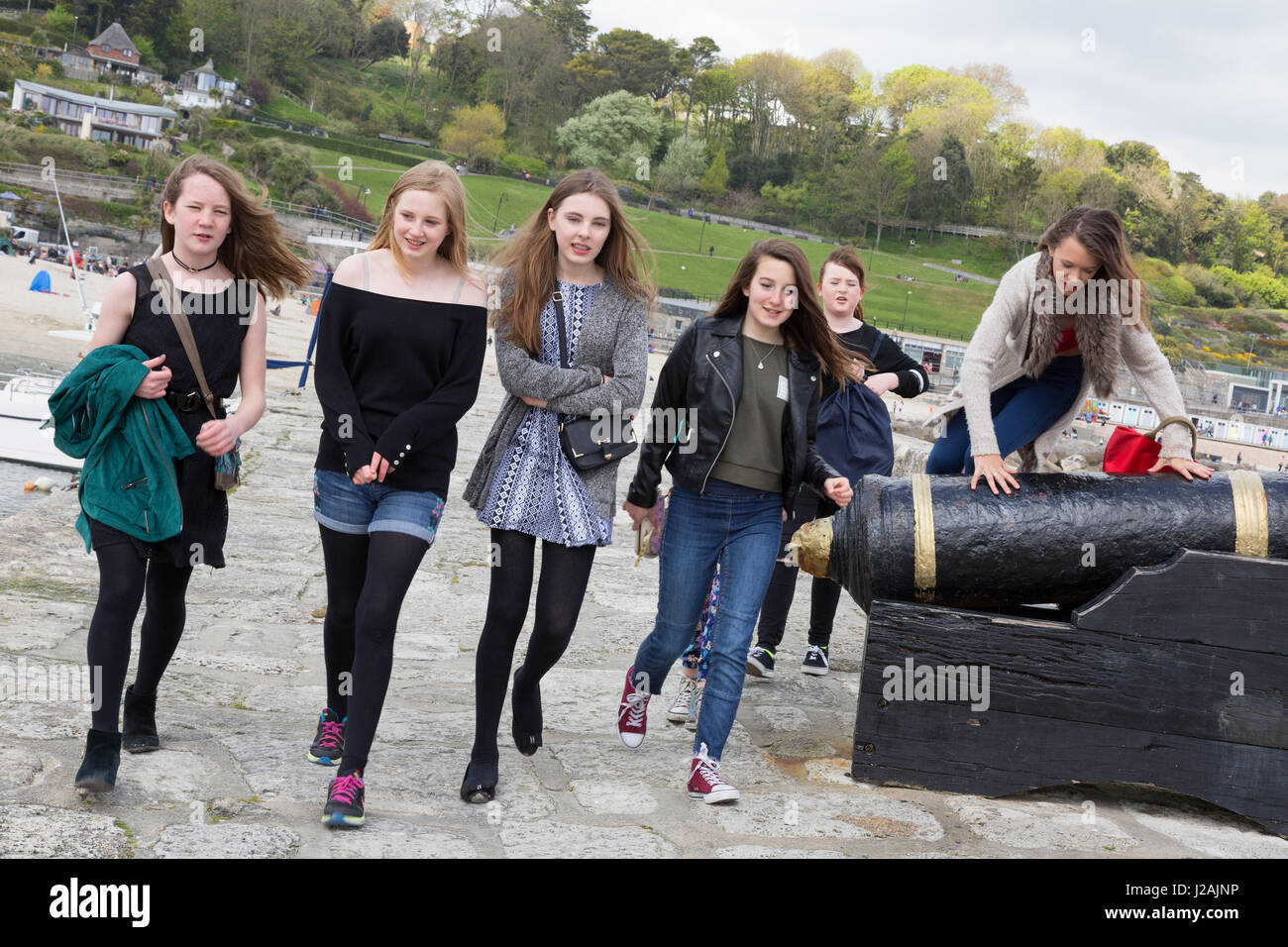 Les adolescents au Royaume-Uni - teenage girls walking on the Cobb, Lyme Regis, dans le Dorset England UK Banque D'Images