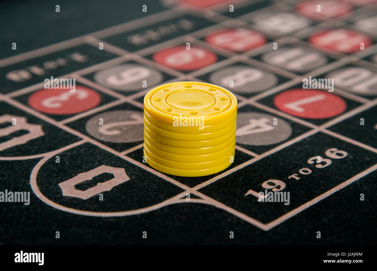 Le jeu sur une table de roulette avec jetons jaune abstract Banque D'Images