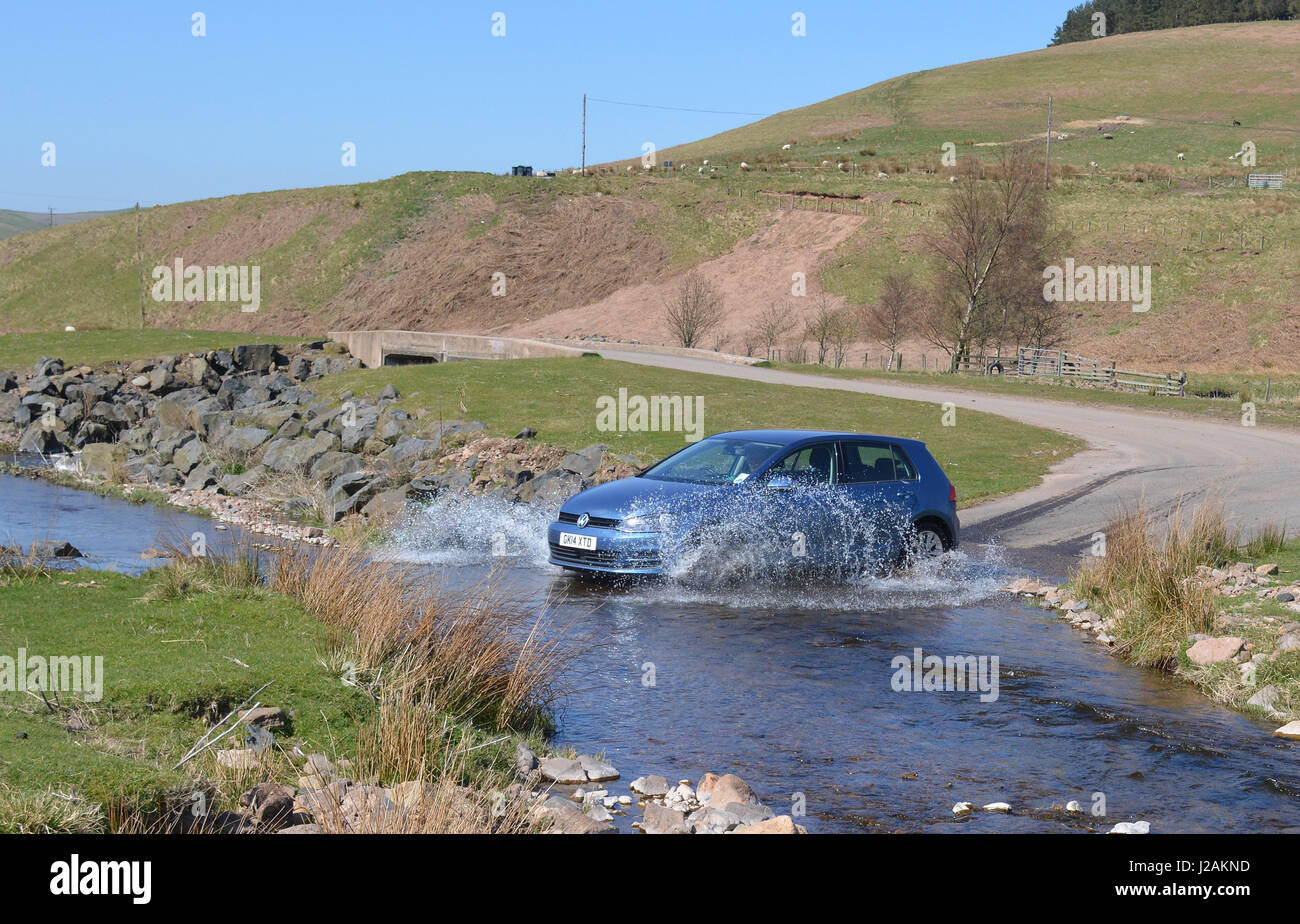 Or VW TDi crossing ford Banque D'Images