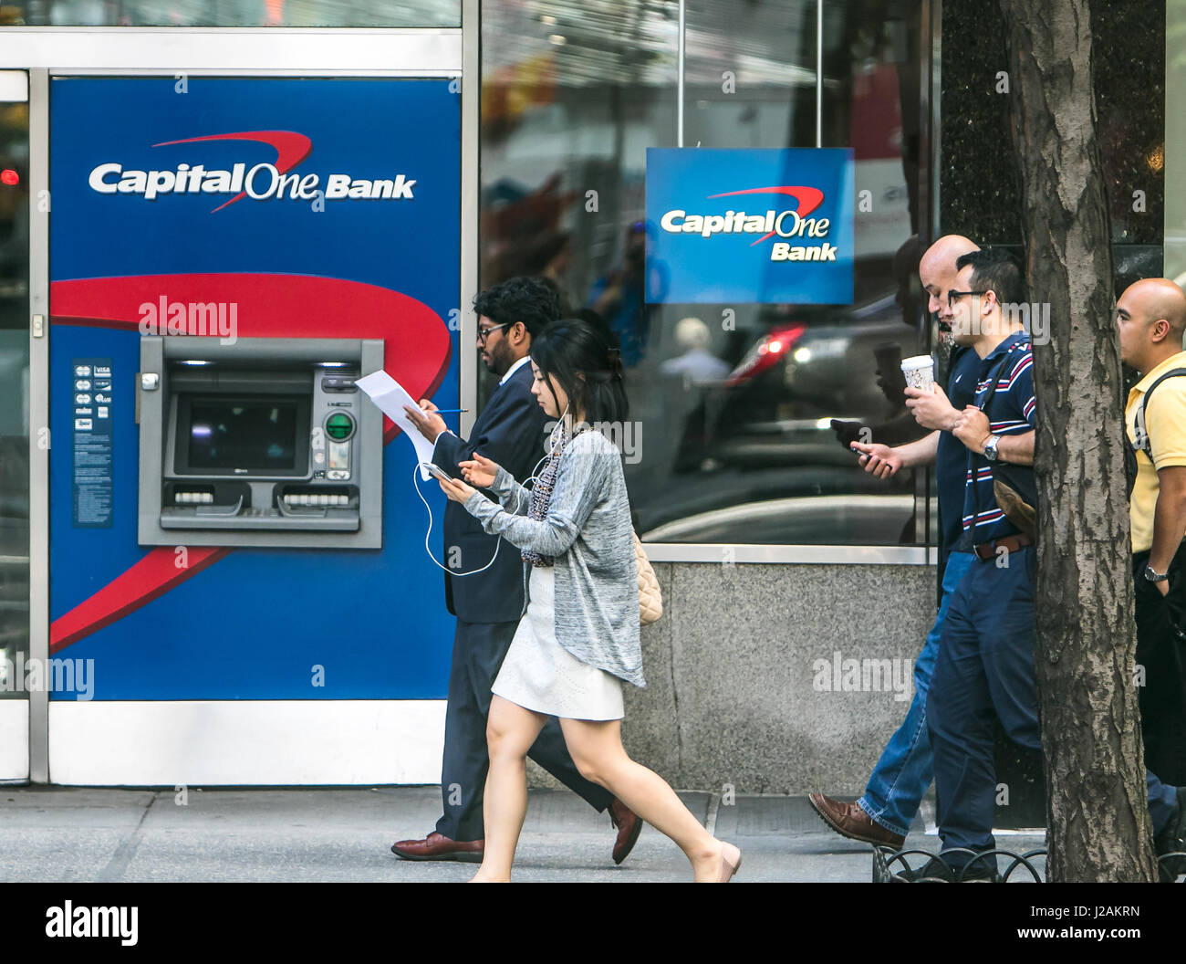 Capital One DISTRIBUTEUR AUTOMATIQUE dans les rues de Manhattan, avec des gens qui marchent par. Banque D'Images