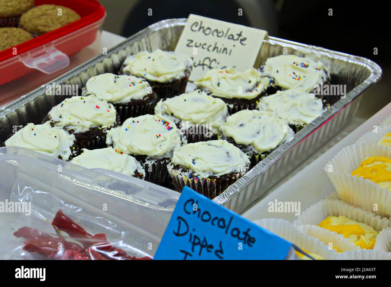 Postes établie pour la vente à une vente de pâtisseries. Banque D'Images