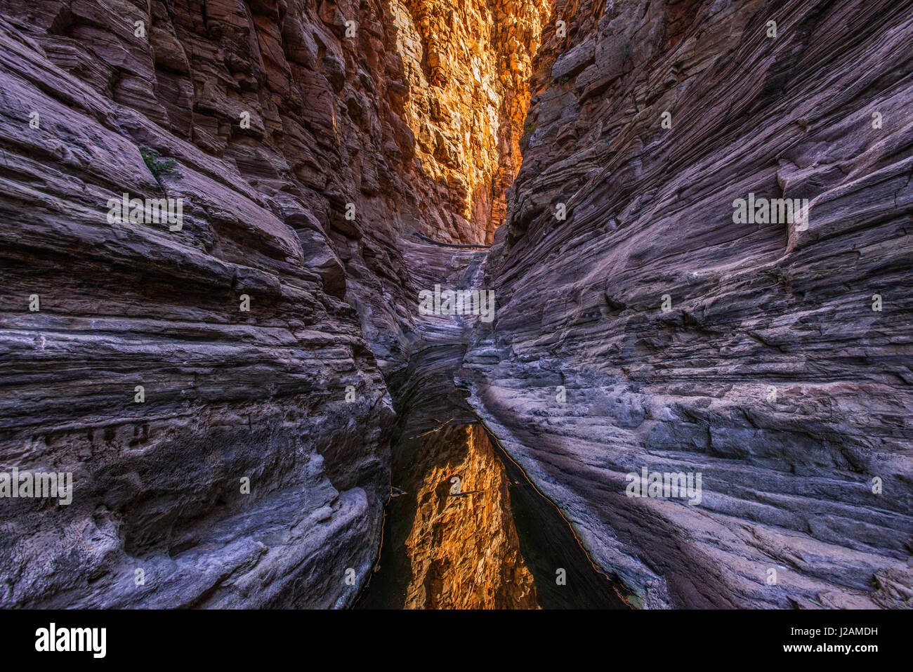 Réflexions d'un parfait emplacement canyon de grès dans un petit lac, le désert de Namibie - horizontal Banque D'Images