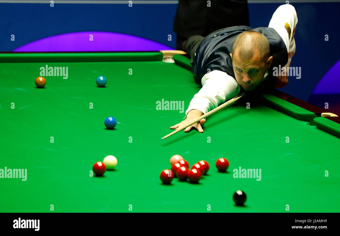 Barry Hawkins en action contre Stephen Maguire, le douze jour des Championnats du monde de Betfred Snooker au Crucible Theatre, Sheffield.APPUYEZ SUR ASSOCIATION photo.Date de la photo: Mercredi 26 avril 2017.Voir PA Story Snooker World.Le crédit photo devrait se lire: Martin Rickett/PA Wire Banque D'Images