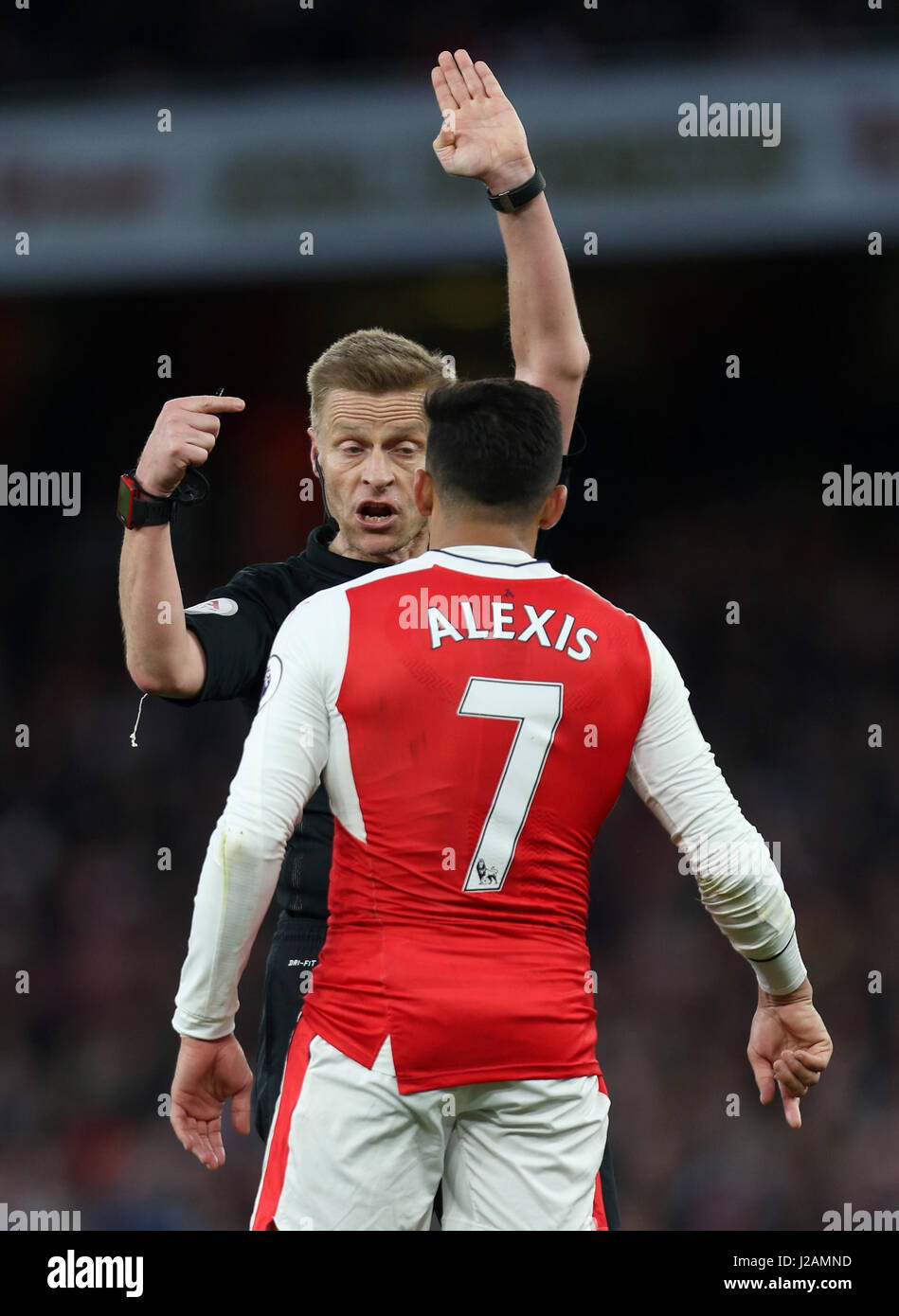 Alexis Sanchez d'Arsenal fait valoir avec arbitre Mike Jones au cours de la Premier League match à l'Emirates Stadium, Londres. Banque D'Images