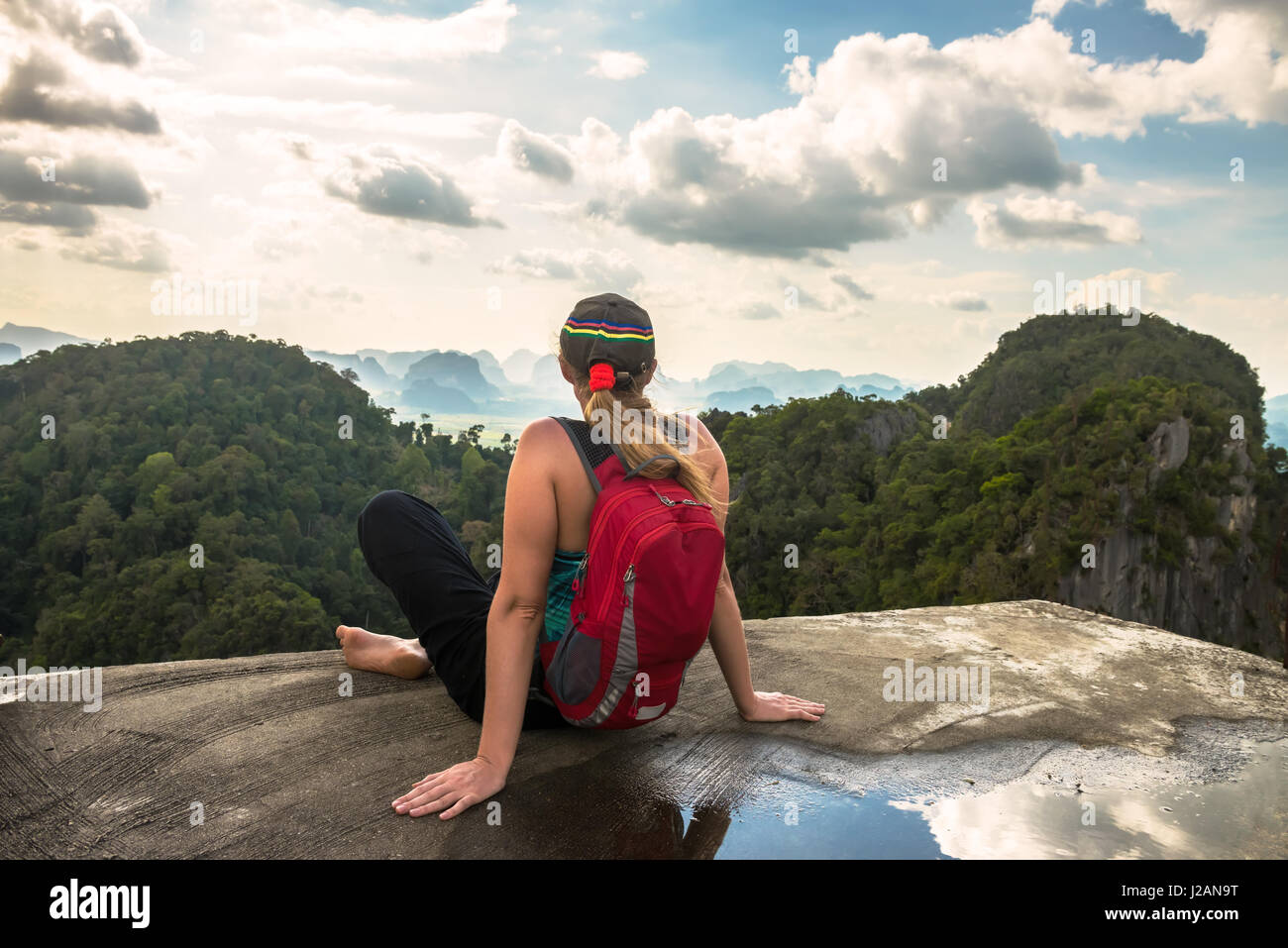 Femme randonneur admire la forêt en Thaïlande Banque D'Images