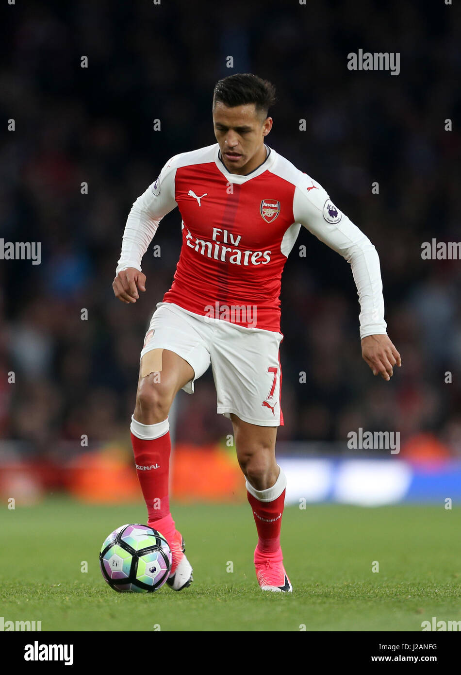 Alexis Sanchez d'Arsenal lors du match de la Premier League au stade Emirates, Londres. APPUYEZ SUR ASSOCIATION photo. Date de la photo: Mercredi 26 avril 2017. Voir PA Story FOOTBALL Arsenal. Le crédit photo devrait se lire: Steven Paston/PA Wire. RESTRICTIONS : aucune utilisation avec des fichiers audio, vidéo, données, listes de présentoirs, logos de clubs/ligue ou services « en direct » non autorisés. Utilisation en ligne limitée à 75 images, pas d'émulation vidéo. Aucune utilisation dans les Paris, les jeux ou les publications de club/ligue/joueur unique Banque D'Images