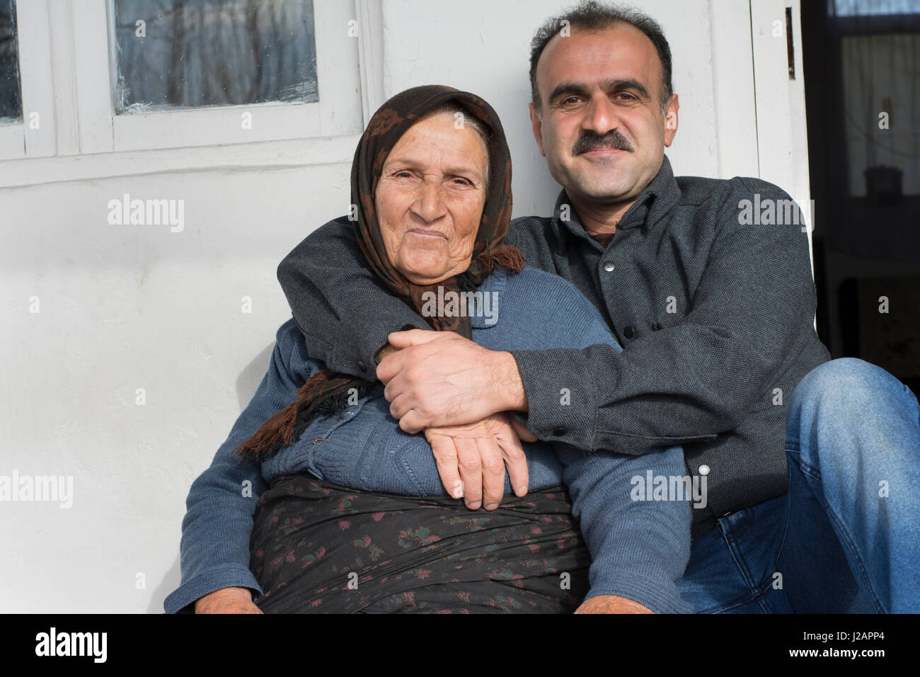 Chokam, IRAN - Décembre 16, 2016 Portrait d'une vieille femme musulmane avec son fils. Province de Gilan Banque D'Images