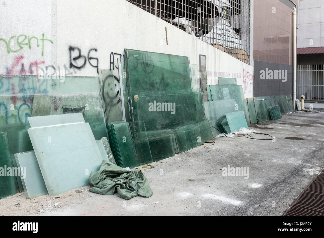 De nombreuses feuilles de verre empilés derrière un renforcement à Kuala Lumpur, Malaisie Banque D'Images