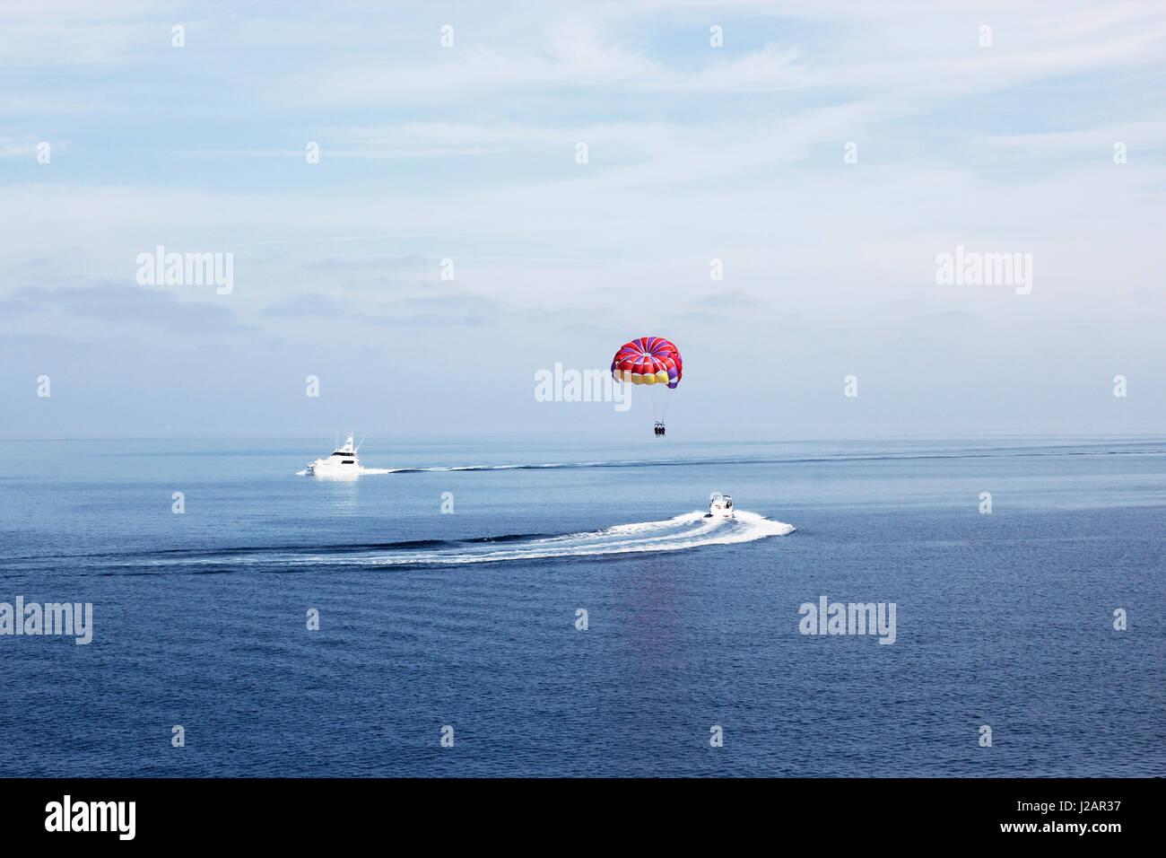Explorer et découvrir le parapente en mer sous ciel bleu Banque D'Images