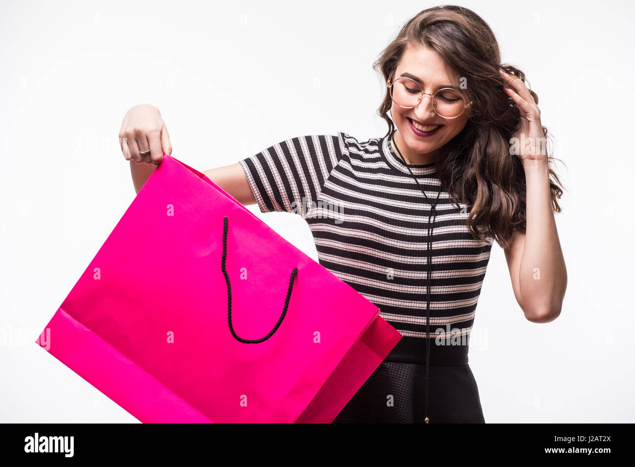 Portrait of beautiful happy sweet surprise femme fille tenant dans ses mains big Shopping bag isolated on white Banque D'Images