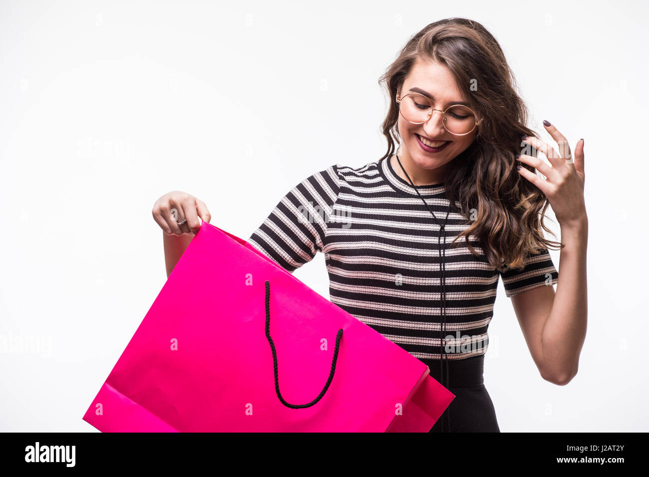 Portrait of beautiful happy sweet surprise femme fille tenant dans ses mains big Shopping bag isolated on white Banque D'Images
