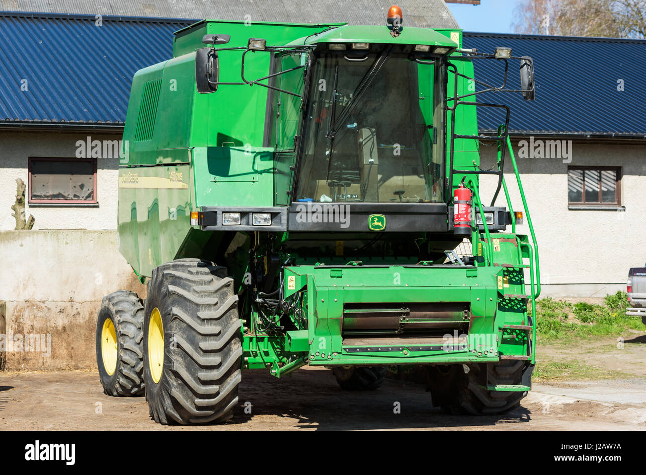 Brakne Hoby, Suède - 22 Avril 2017 : Documentaire des petits agriculteurs public 24. Moissonneuse-batteuse John Deere 1450CWS vu de l'avant sans aucun matériel Banque D'Images