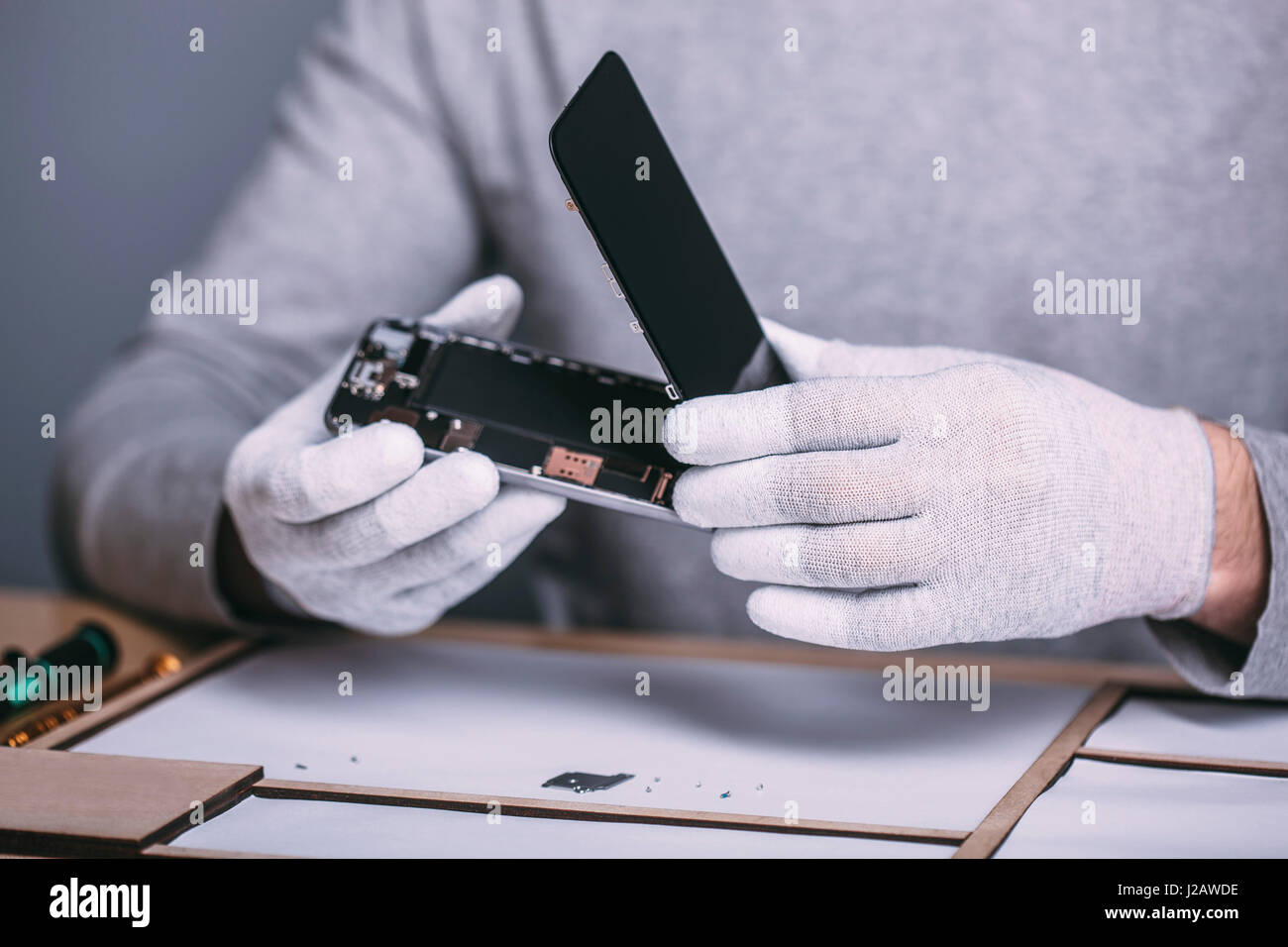 Portrait de jeune homme réparation technicien smart phone at electronics store Banque D'Images